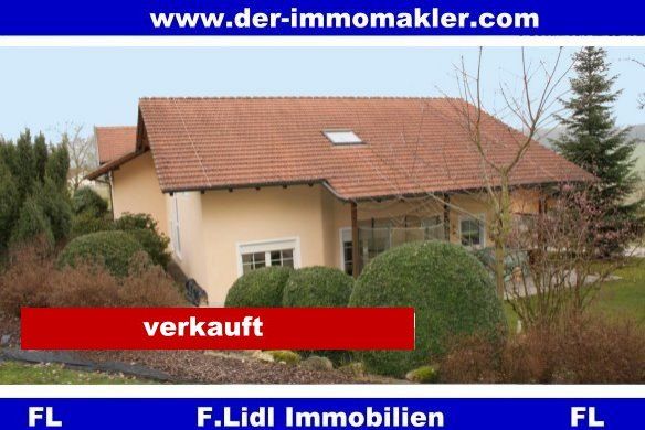 Haarbach: großzügiges Einfamilienhaus in Alleinlage m. Halle  