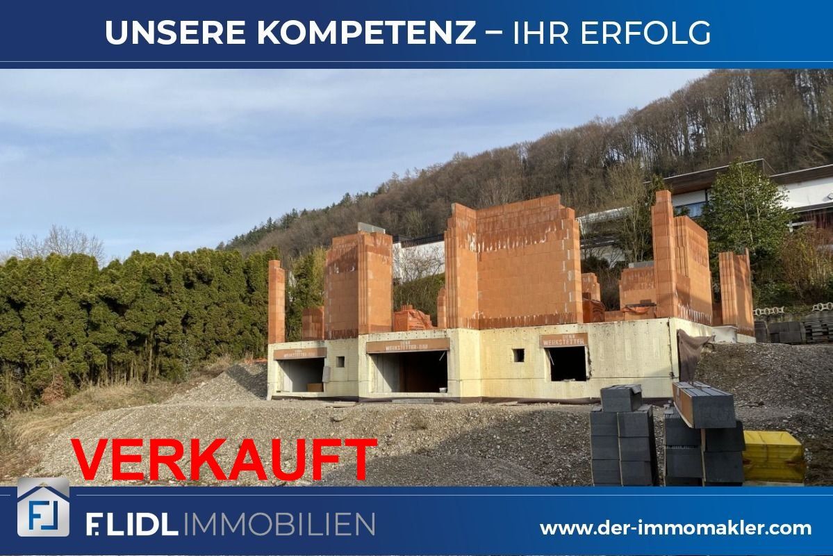 Winhöring: Winhöring Baugrundstück m. genehmigten Bauplan u. begonnenen Rohbau 