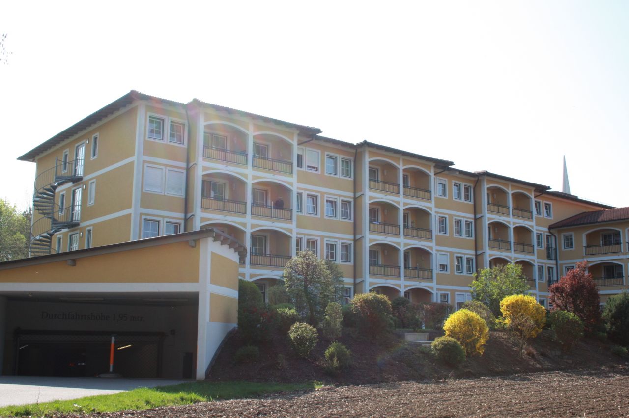 Mehrfamilienhaus mit großzügigen Balkonen und gepflegtem Gartenbereich