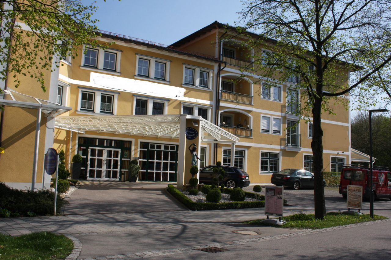 Elegantes Apartmenthaus mit gepflegtem Eingangsbereich und Parkmöglichkeiten