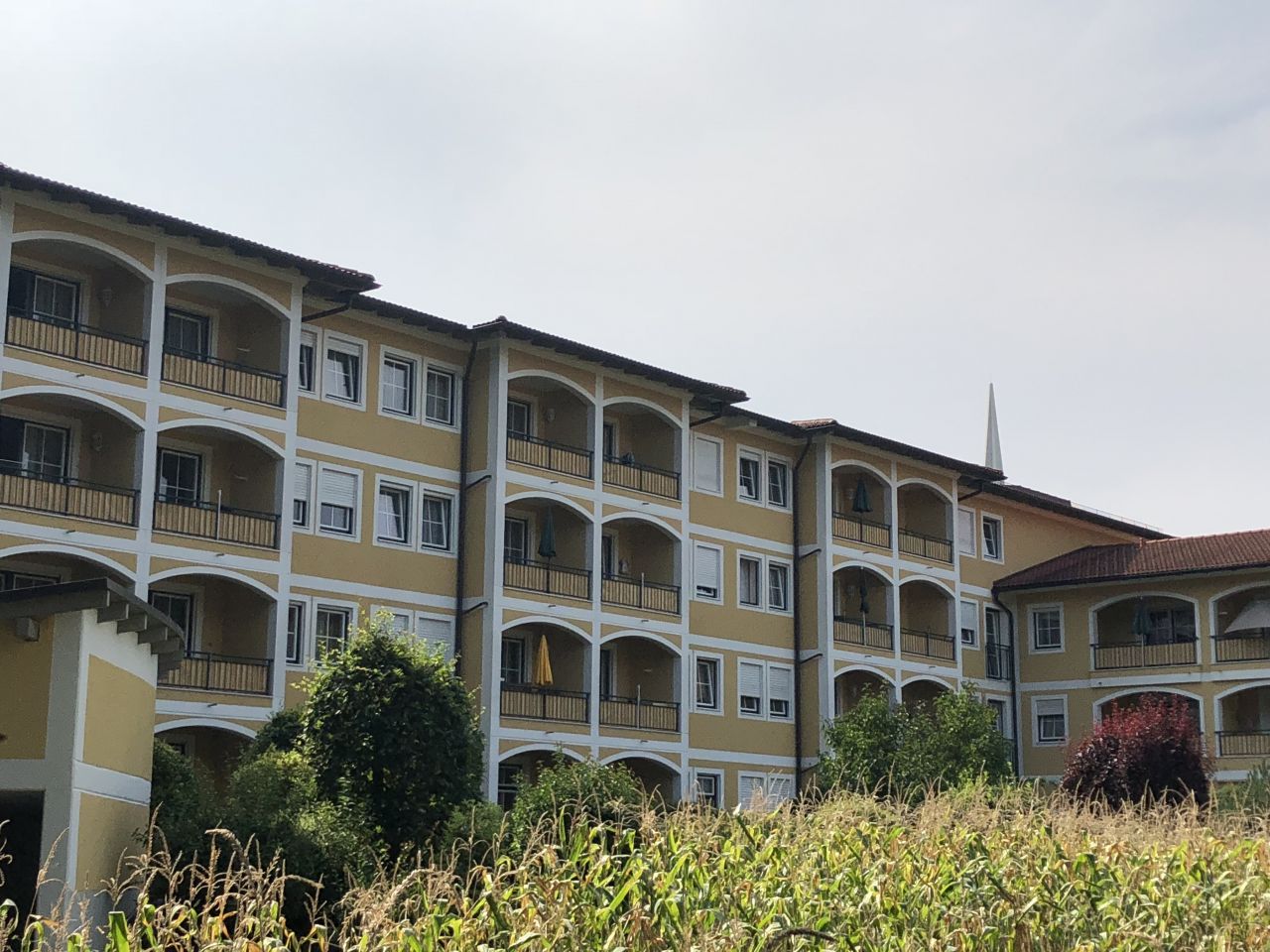 Mehrfamilienhaus mit großzügigen Balkonen und gepflegtem Außenbereich