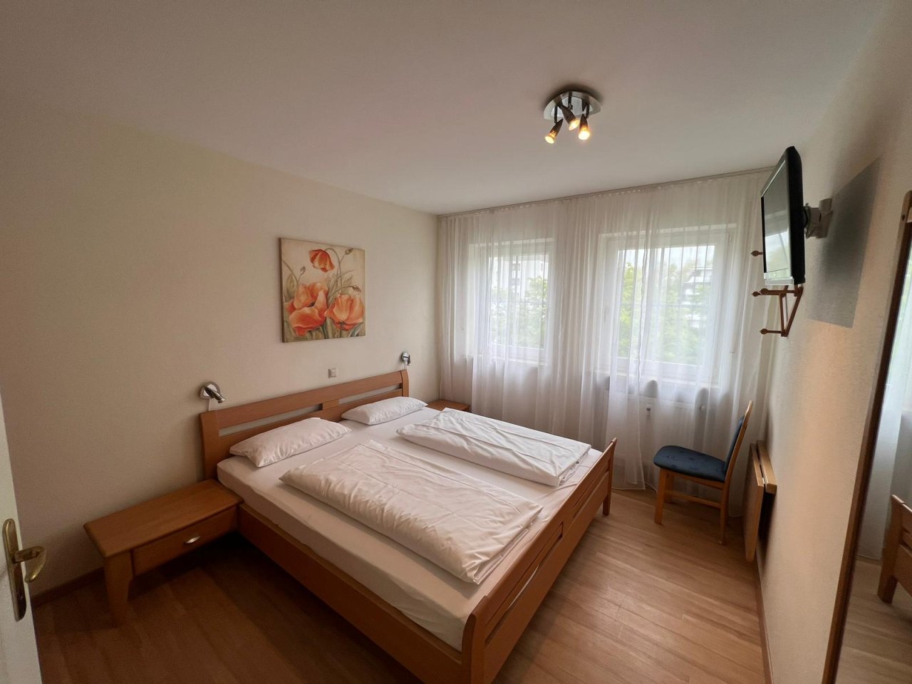 Helles Schlafzimmer mit durchdachter Raumaufteilung und Blick ins Freie