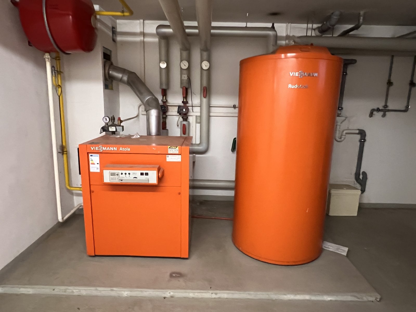 Modernste Heizungstechnik: Effizienter Viessmann Heizkessel mit Warmwasserspeicher - Zukunftssichere Energielösung