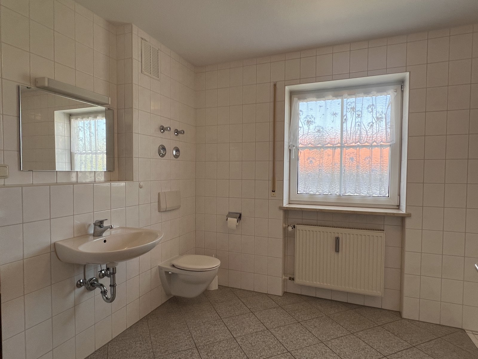 Barrierefreies Badezimmer mit Tageslicht und praktischer Ausstattung