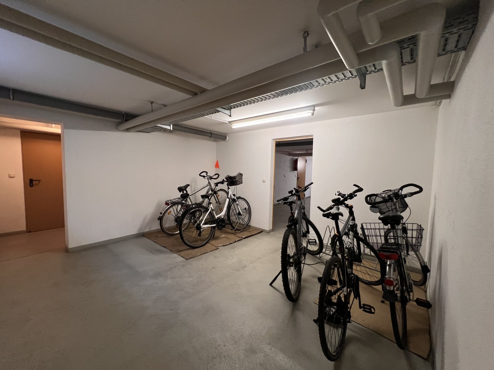 Sichere Fahrradgarage mit komfortablem Stellplatz und direktem Zugang