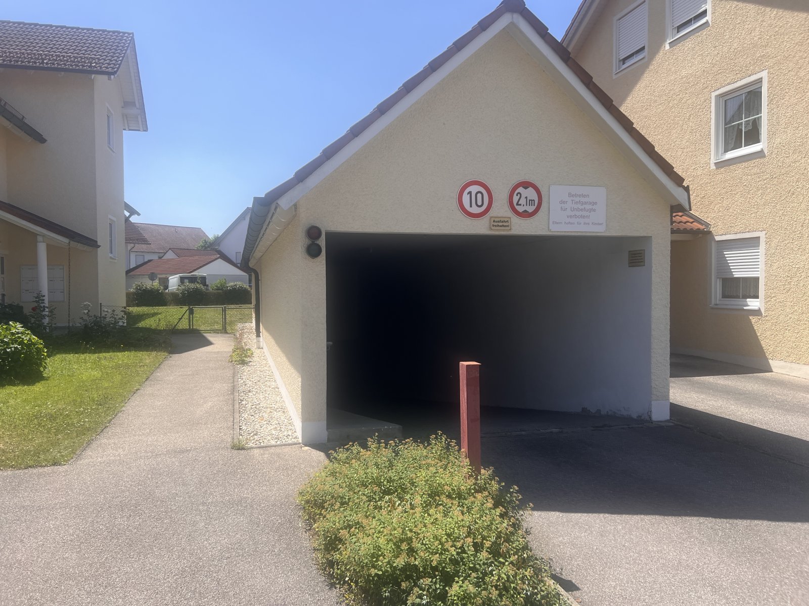 Komfortable Einfahrt mit Tiefgarage - Sicher und übersichtlich!