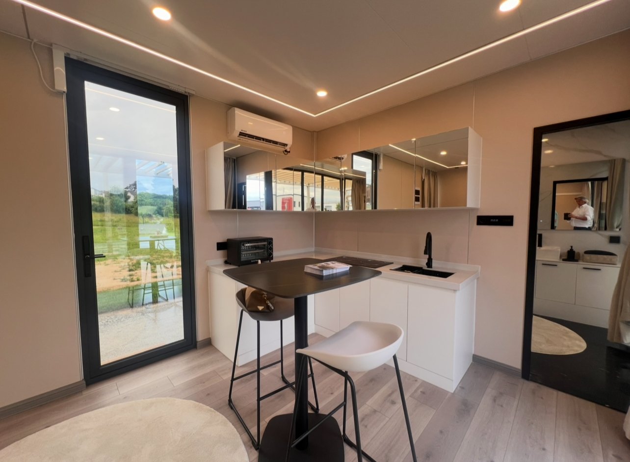 Kompakte Designküche mit Panoramaverglasung - Moderne Wohnlichkeit auf kleinstem Raum