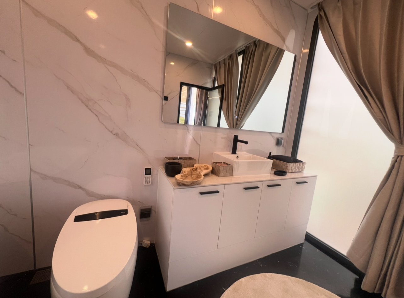 Luxuriöses Designerbad mit Panoramafenster und hochwertiger Sanitärausstattung
