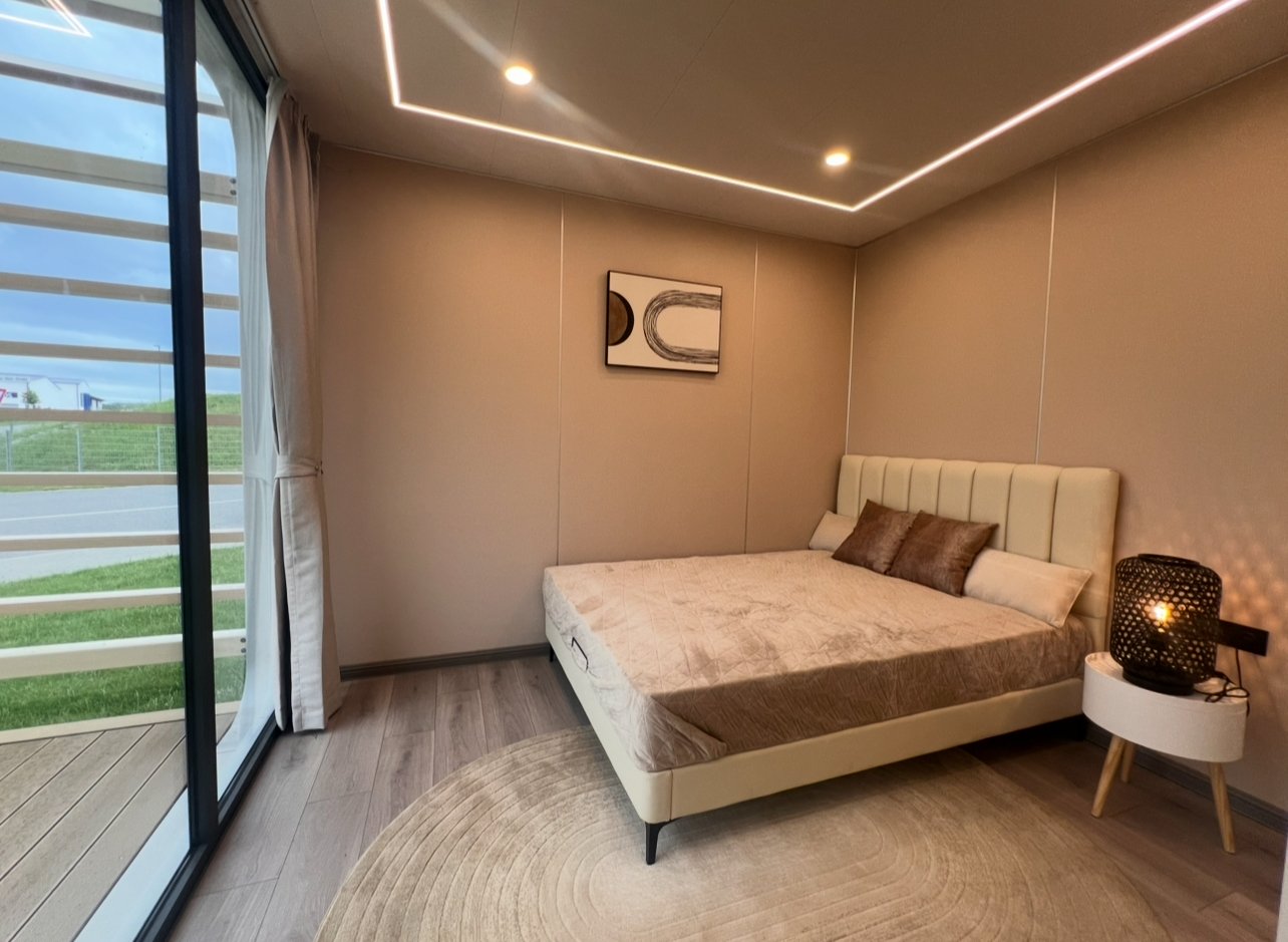 Lichtdurchflutetes Schlafzimmer mit bodentiefen Panoramafenstern - Moderne Architektur trifft Wohnkomfort