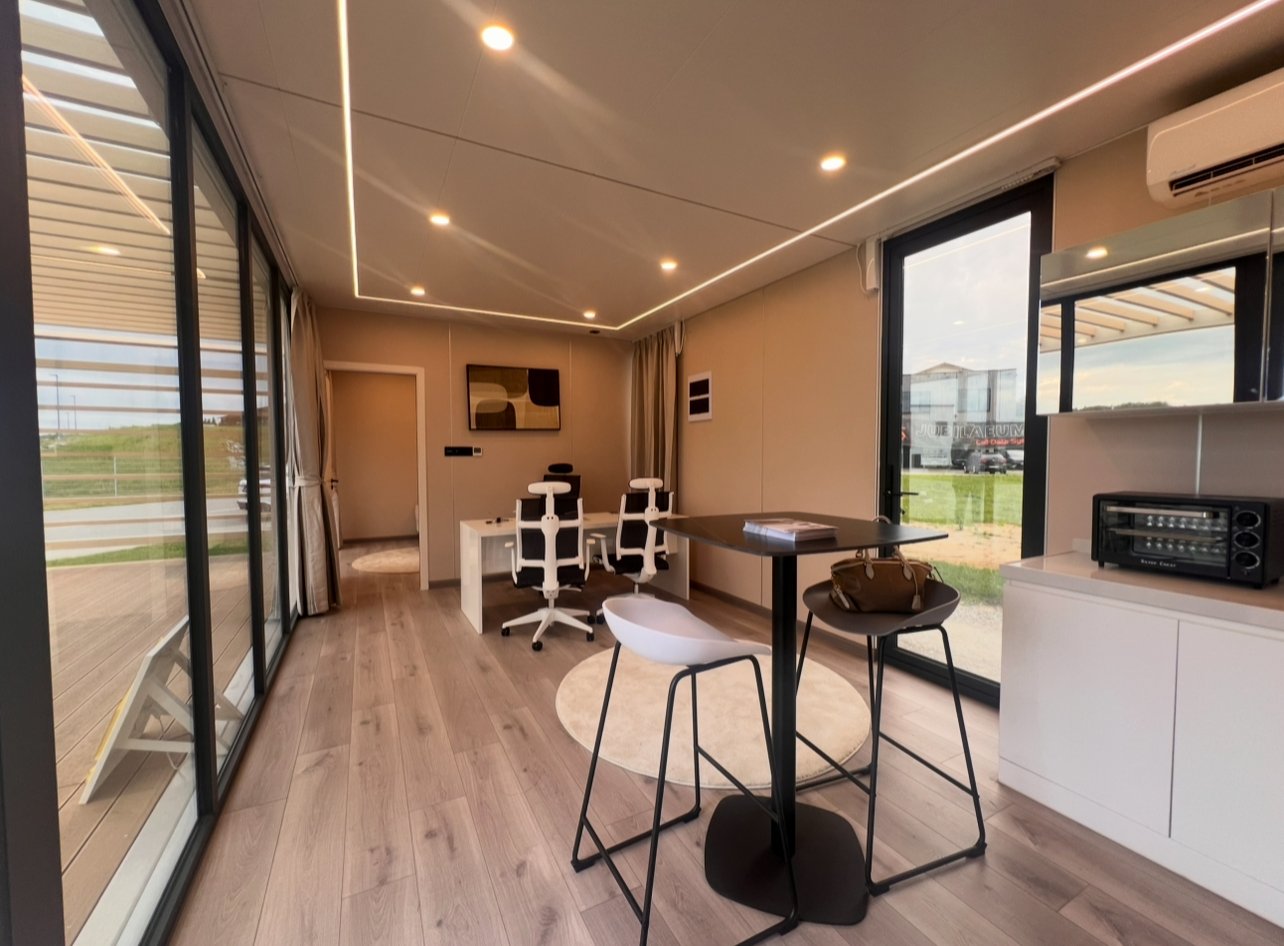 Lichtdurchflutetes Homeoffice mit bodentiefen Glasfronten und intelligenter Raumaufteilung