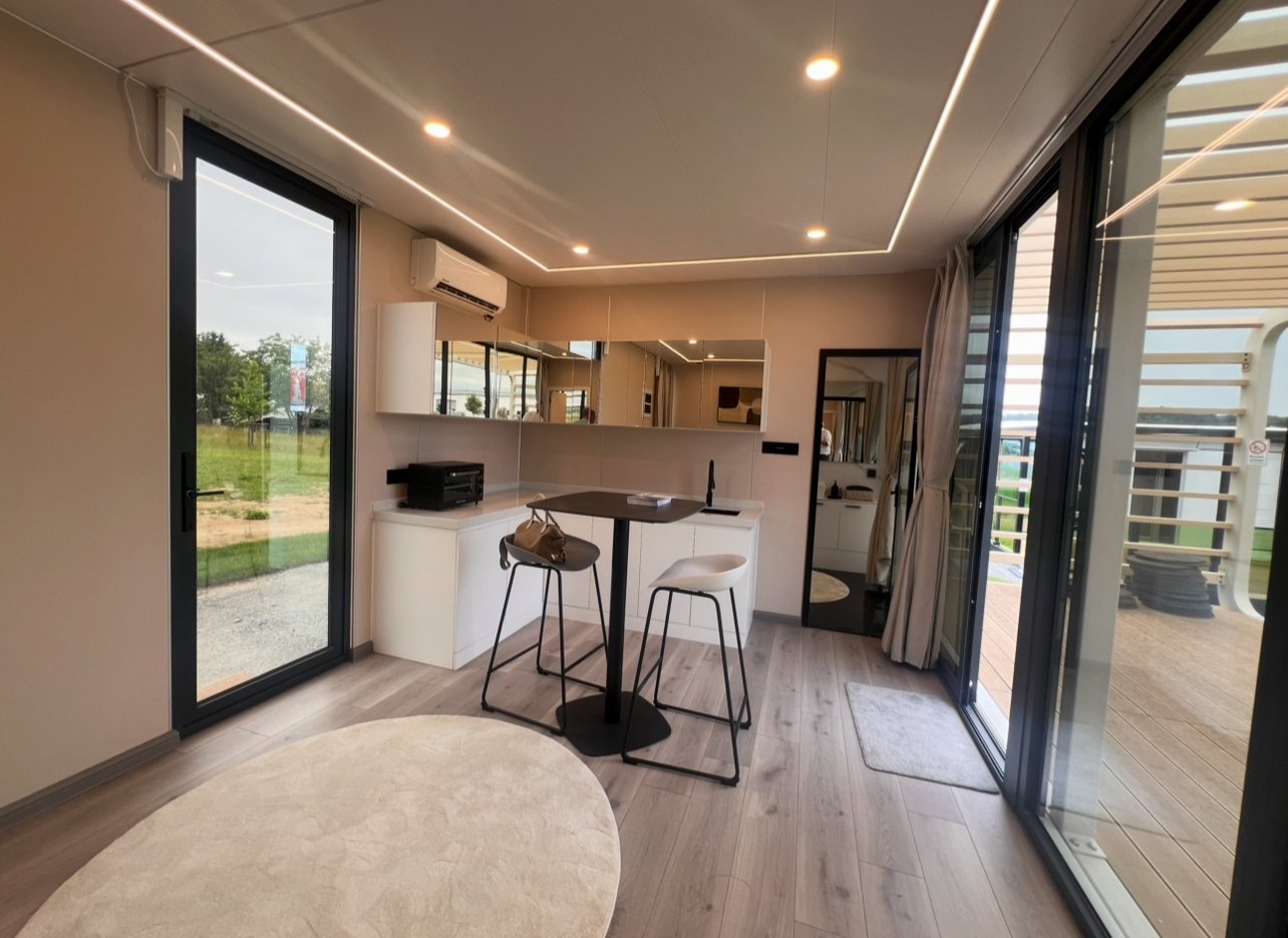 Lichtdurchflutete Küche mit Panoramaverglasung - Moderne Wohnkomfort auf kleinstem Raum