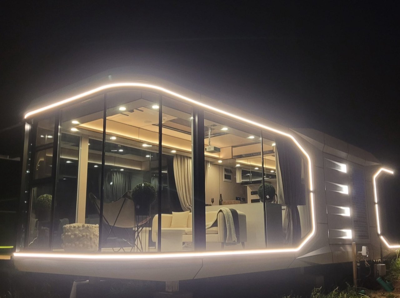 Modernes Glashaus mit Rundum-Panoramaverglasung - Lichtdurchflutetes Design-Highlight bei Nacht Modernes Glashaus mit Rundum-Panoramaverglasung - Lichtdurchflutetes Design-Highlight bei Nacht