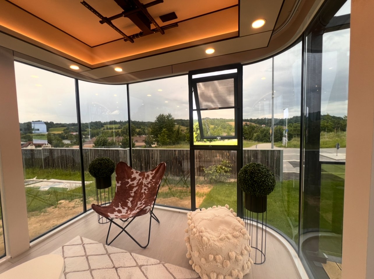 Lichtdurchflutete Panorama-Lounge mit atemberaubender Weitblick-Aussicht Lichtdurchflutete Panorama-Lounge mit atemberaubender Weitblick-Aussicht