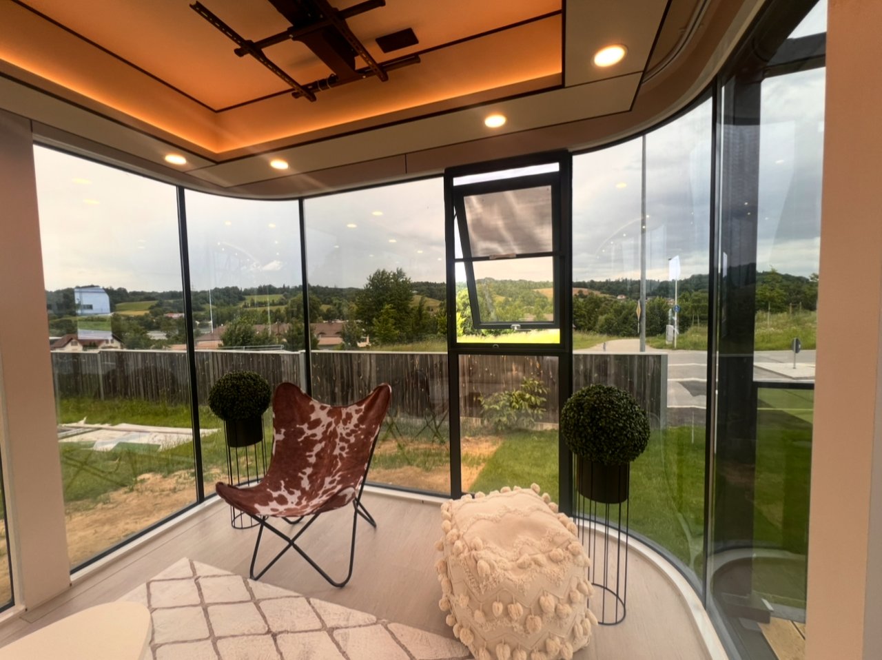 Lichtdurchflutete Panorama-Lounge mit atemberaubender Weitblick-Aussicht Lichtdurchflutete Panorama-Lounge mit atemberaubender Weitblick-Aussicht