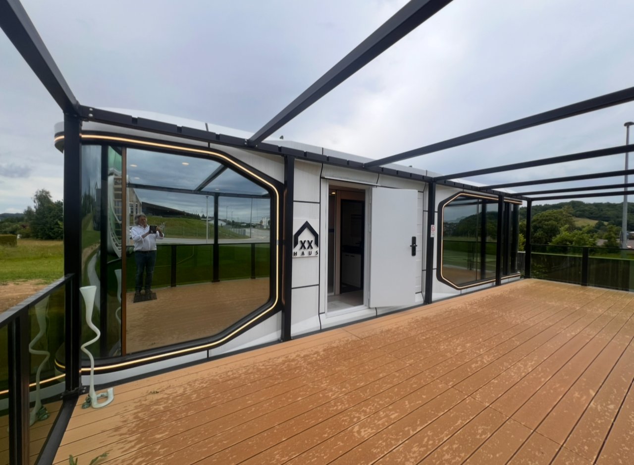 Designhaus mit Panorama-Glasfassade und schwellenlosem Zugang - Moderne Architektur trifft Naturpanorama Designhaus mit Panorama-Glasfassade und schwellenlosem Zugang - Moderne Architektur trifft Naturpanorama