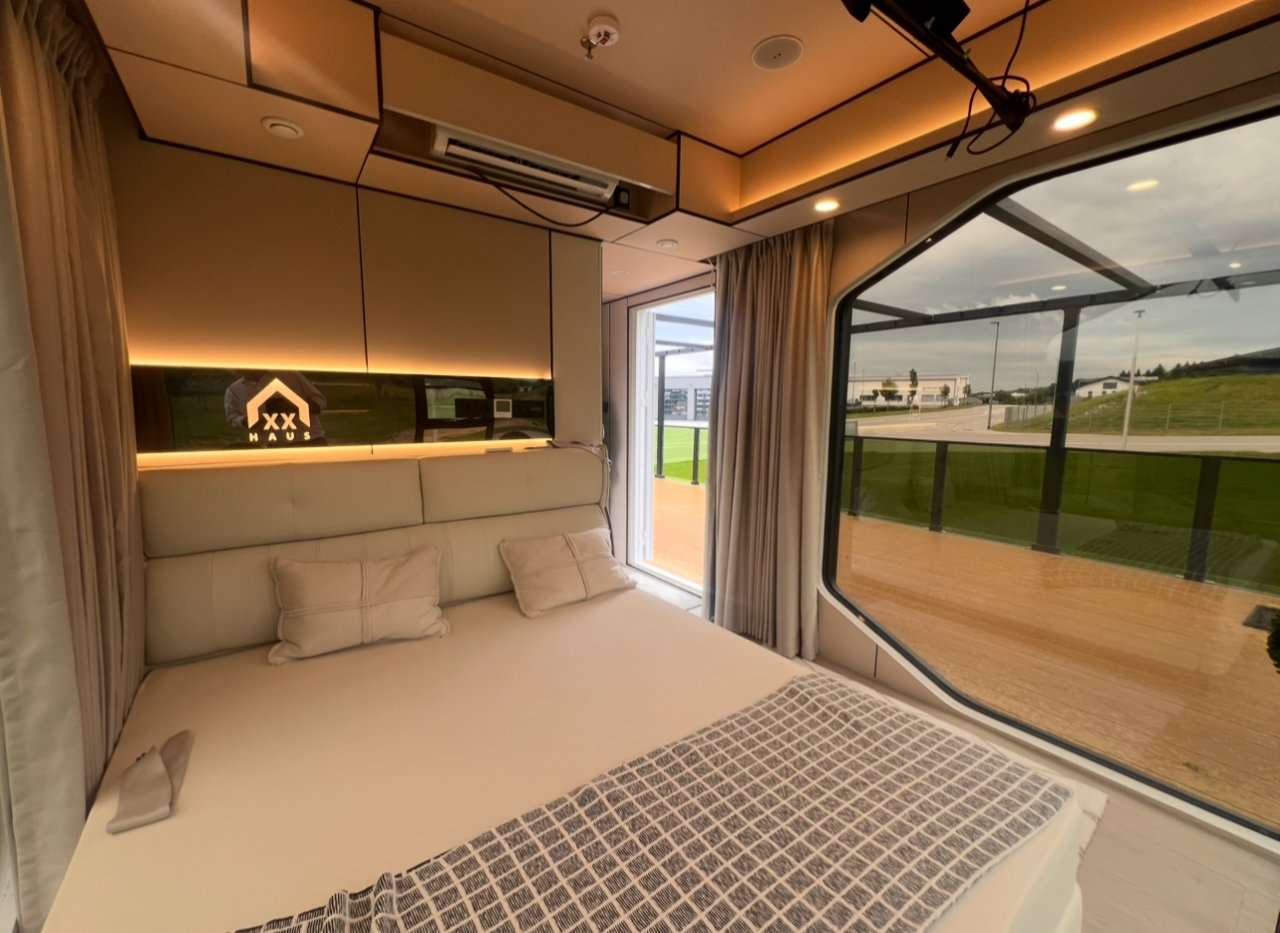 Modernes Schlafzimmer mit Panoramaverglasung und integrierter Klimatisierung - Lichtdurchflutetes Raumwunder mit direktem Grünblick Modernes Schlafzimmer mit Panoramaverglasung und integrierter Klimatisierung - Lichtdurchflutetes Raumwunder mit direktem Grünblick