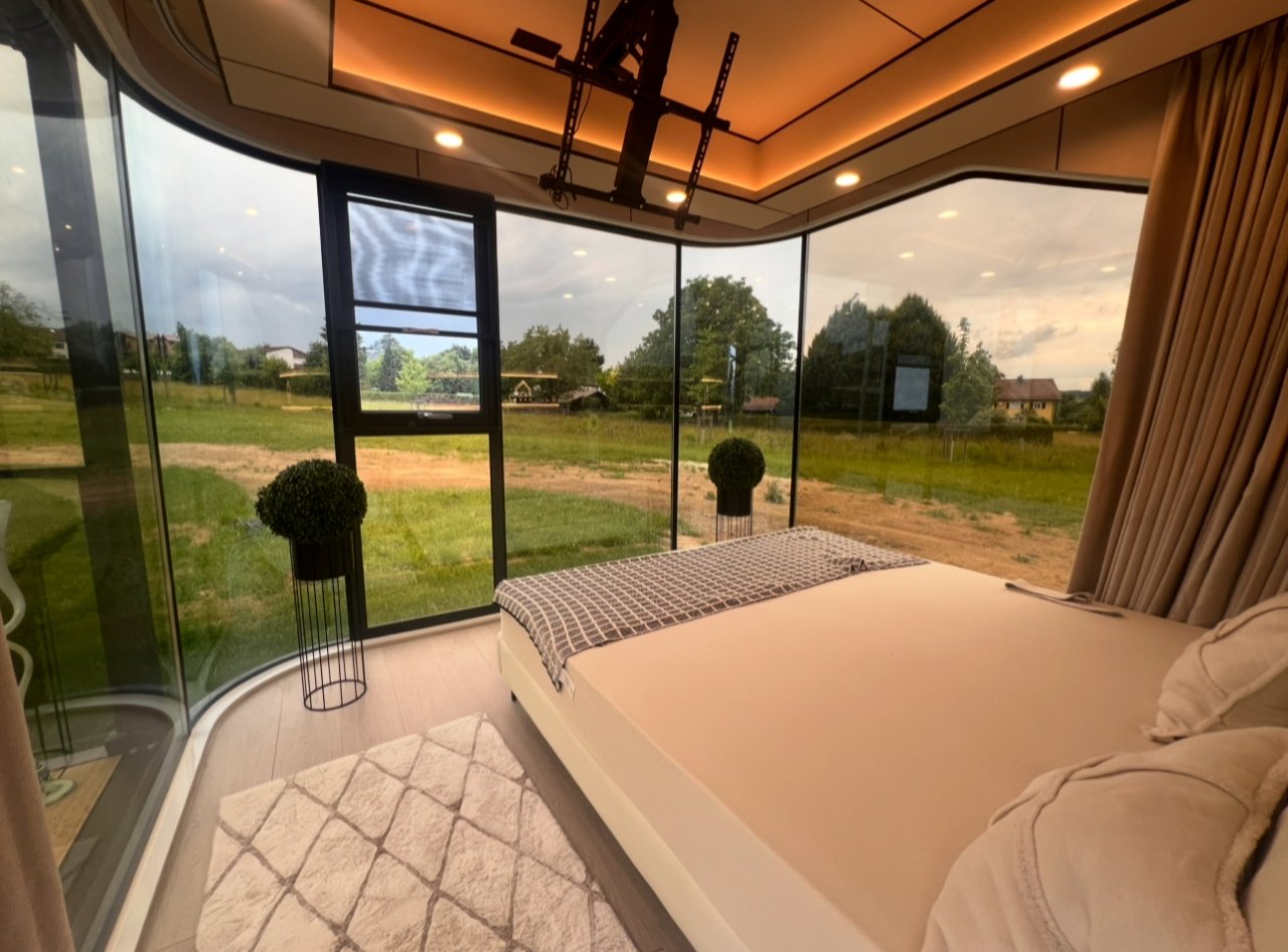 Traumhaftes Schlafzimmer mit Panorama-Glasfront - Natur inklusive! Traumhaftes Schlafzimmer mit Panorama-Glasfront - Natur inklusive!