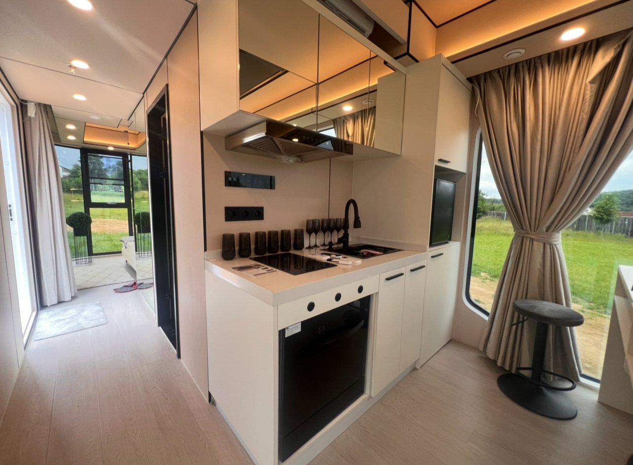 Kompakte Luxus-Küche mit Panoramablick - Effizientes Design trifft Naturpanorama Kompakte Luxus-Küche mit Panoramablick - Effizientes Design trifft Naturpanorama