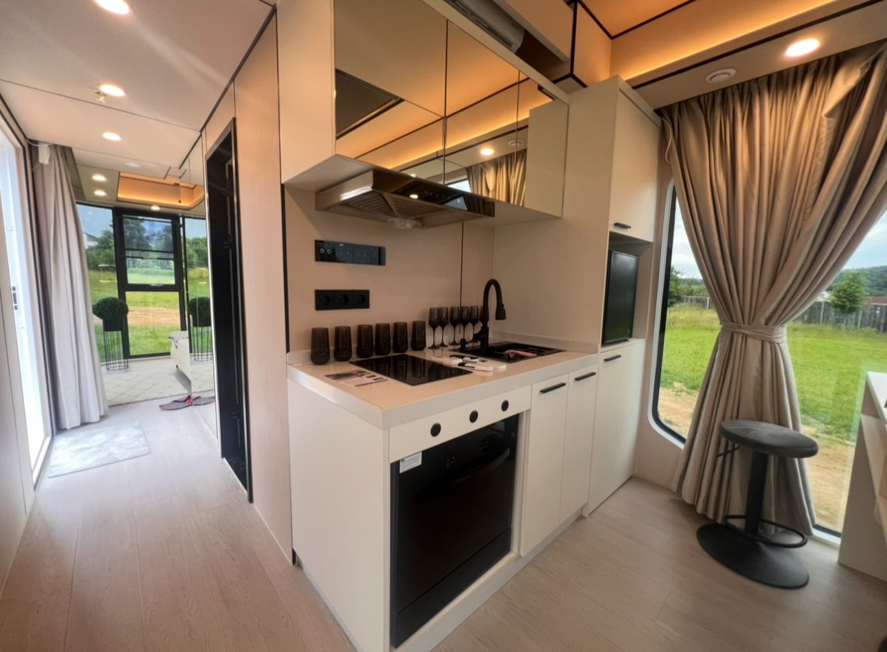 Kompakte Luxus-Küche mit Panoramablick - Effizientes Design trifft Naturpanorama Kompakte Luxus-Küche mit Panoramablick - Effizientes Design trifft Naturpanorama
