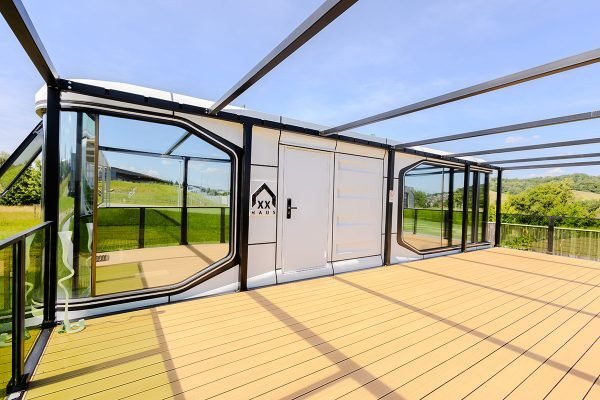 Lichtdurchflutete Terrassen-Oase mit modernster Glasarchitektur und Panoramablick Lichtdurchflutete Terrassen-Oase mit modernster Glasarchitektur und Panoramablick