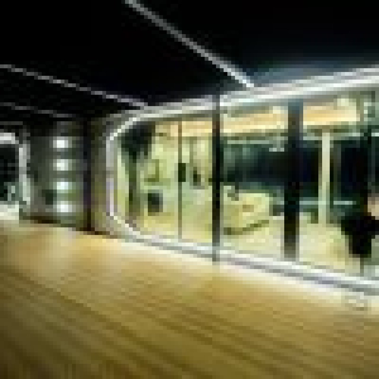 Lichtdurchflutete Bürofläche mit modernen Glastrennwänden und hochwertigem Parkettboden Lichtdurchflutete Bürofläche mit modernen Glastrennwänden und hochwertigem Parkettboden