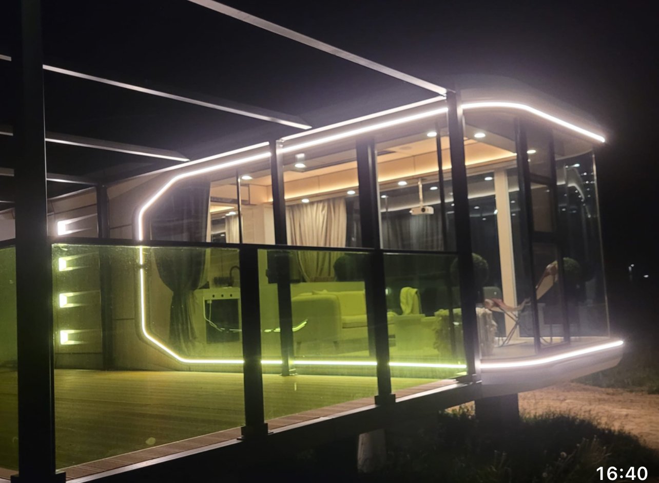 Moderner Wintergarten mit dynamischer LED-Lichtführung - Transparenz und Design verschmelzen nahtlos Moderner Wintergarten mit dynamischer LED-Lichtführung - Transparenz und Design verschmelzen nahtlos
