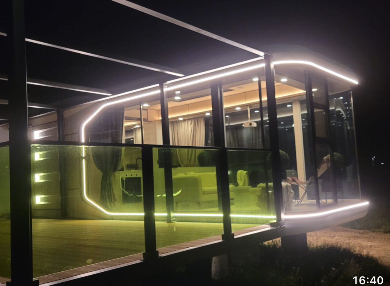Moderner Wintergarten mit dynamischer LED-Lichtführung - Transparenz und Design verschmelzen nahtlos Moderner Wintergarten mit dynamischer LED-Lichtführung - Transparenz und Design verschmelzen nahtlos