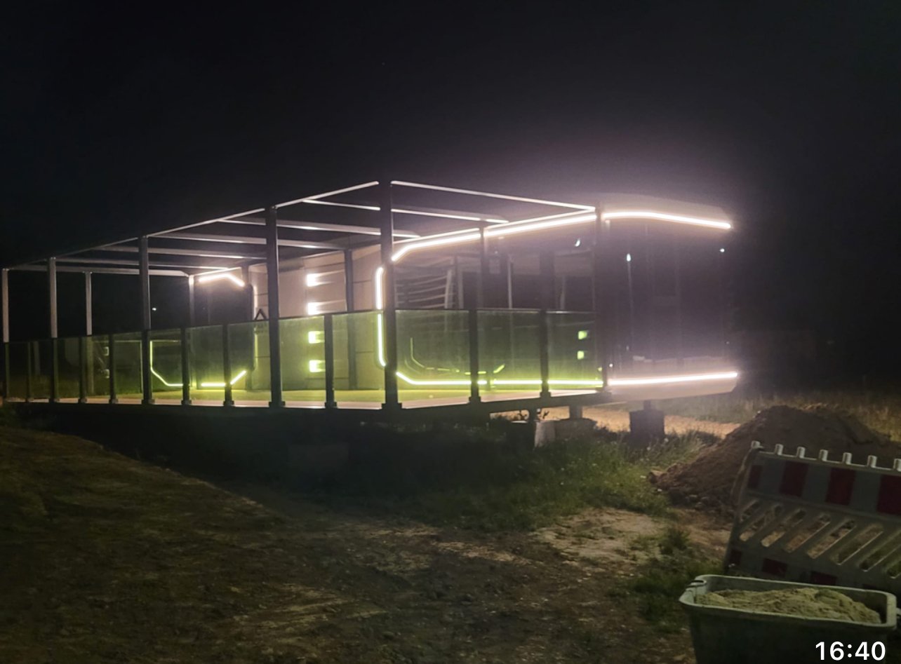 Design-Highlight: Moderne Überdachung mit stimmungsvoller LED-Beleuchtung und transparentem Sichtschutz Design-Highlight: Moderne Überdachung mit stimmungsvoller LED-Beleuchtung und transparentem Sichtschutz