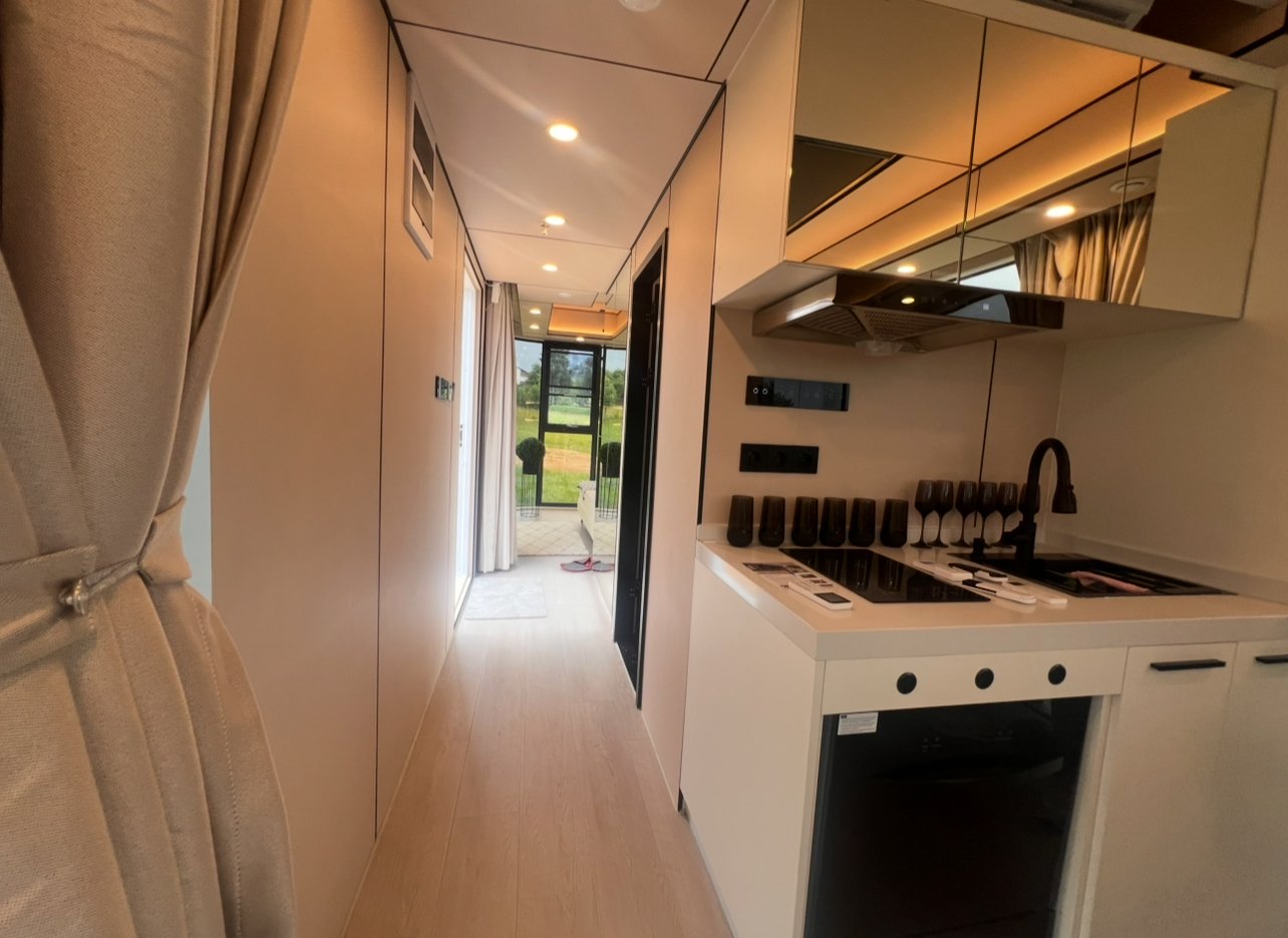 Lichtdurchfluteter Minihaus-Flur mit Panoramablick und kompakter Designküche - maximale Raumnutzung auf kleinstem Raum!
