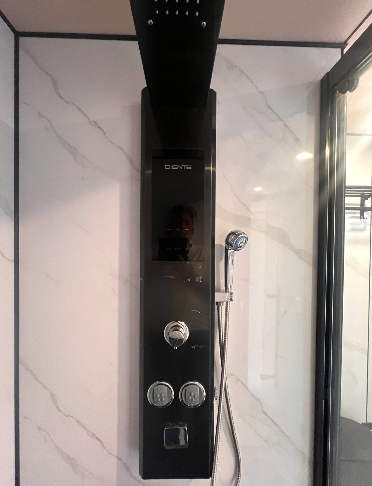 Luxuriöse Duschsäule mit Regendusche und Massagedüsen - High-End Wellness zuhause