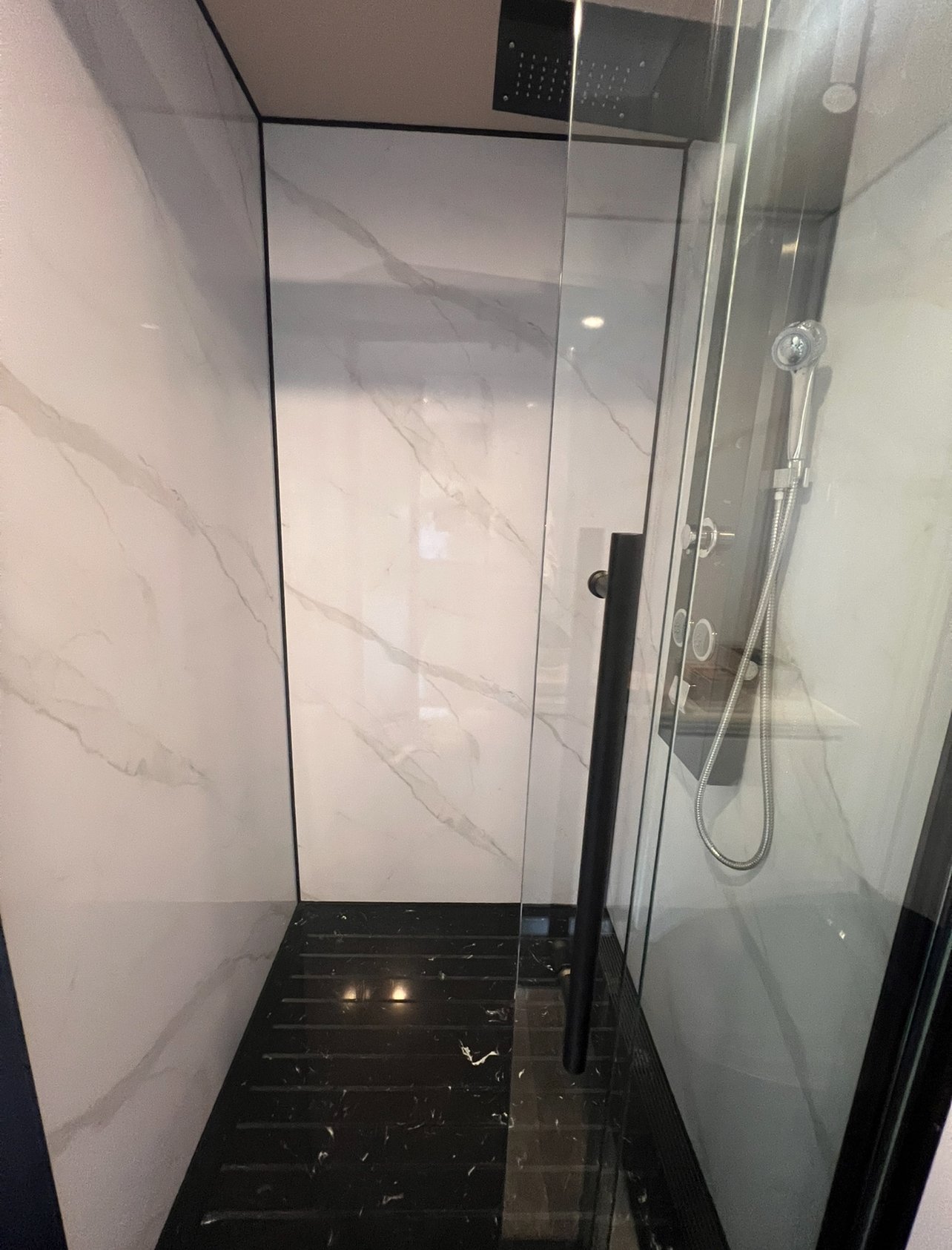 Luxuriöse Regendusche mit Marmor-Optik: Design trifft Komfort!