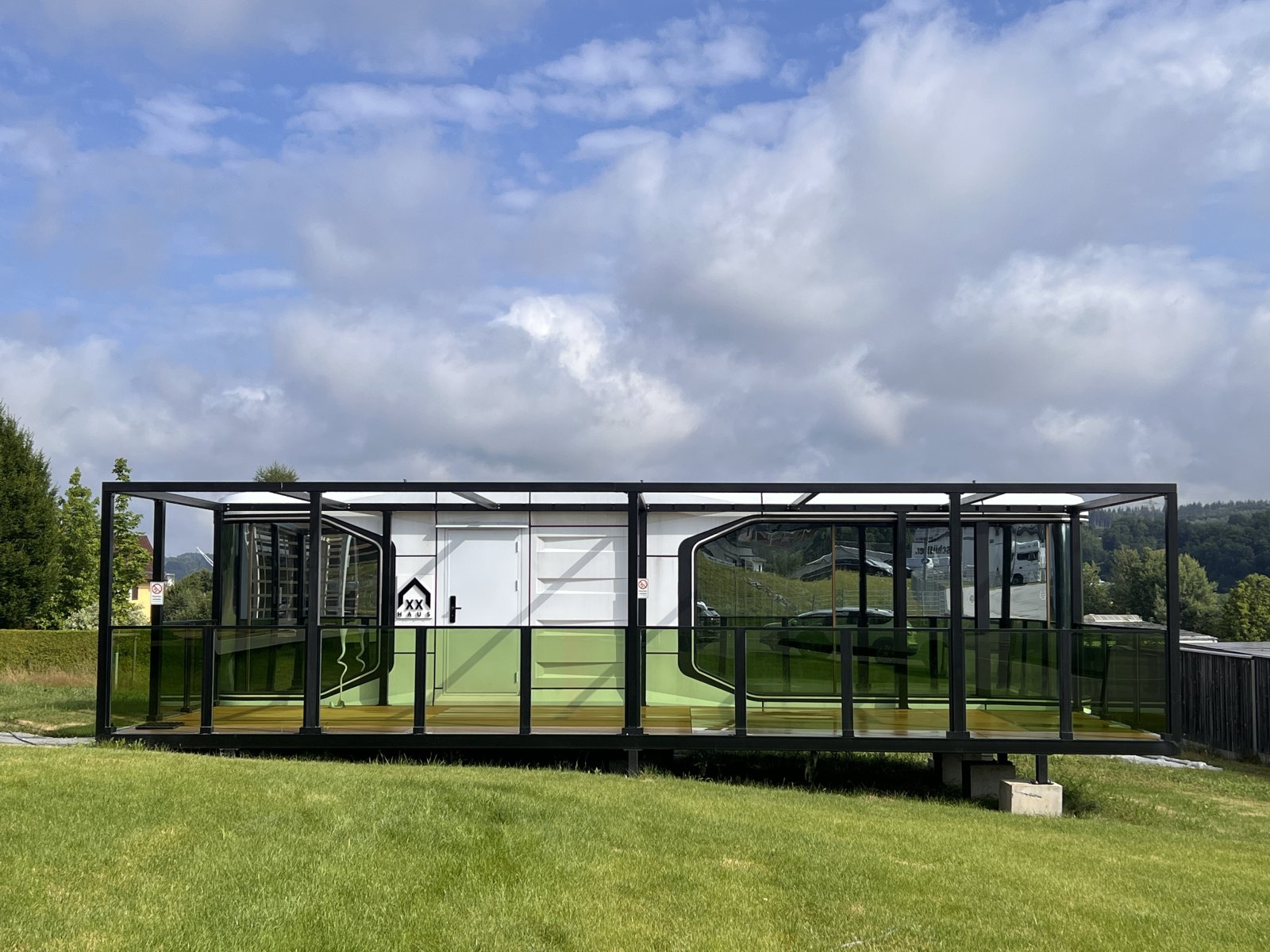Designerhaus mit Weitblick - Moderne Glasarchitektur auf Betonpodest