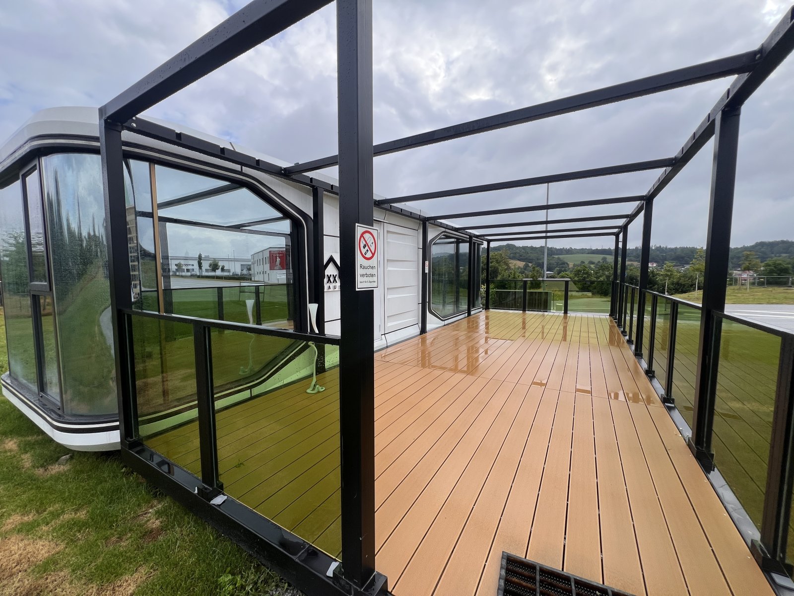 Luxuriöse Glaspavillions mit exklusiver Panorama-Aussichtsplattform