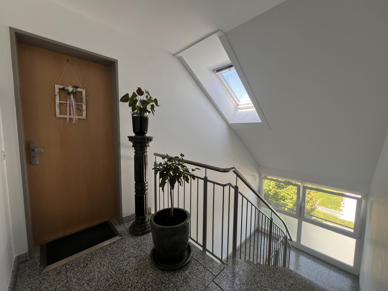 Lichtdurchfluteter Treppenaufgang mit Dachfenster und elegantem Geländer - Wohnkomfort auf höchstem Niveau!