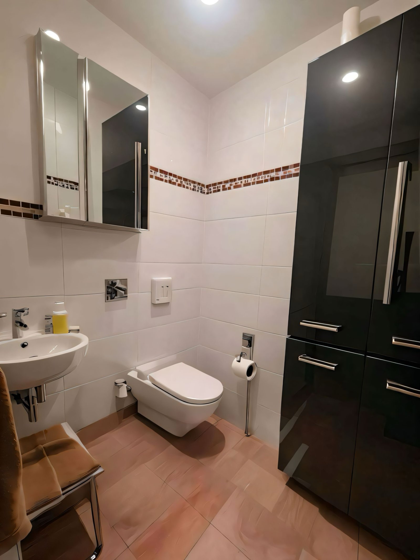 Modernes Gäste-WC mit Wandhängender Sanitärausstattung und eleganter Mosaikbordüre