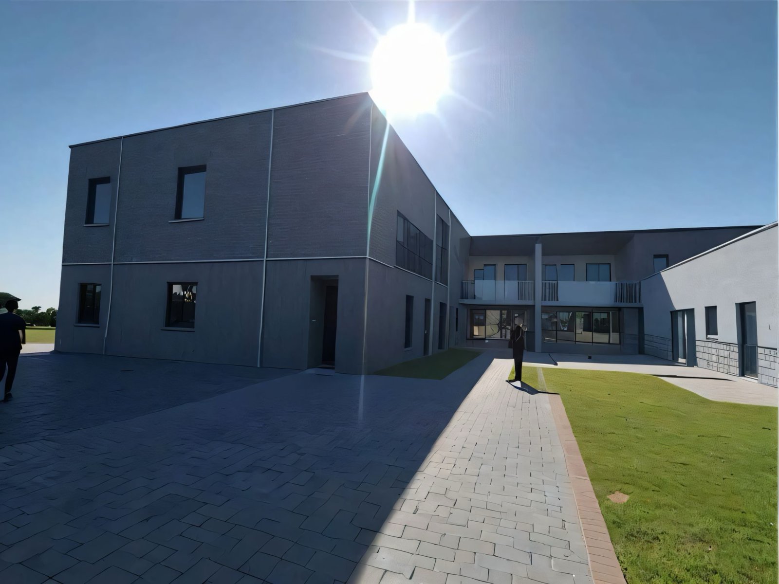Moderne Architektur mit Charme: Lichtdurchflutetes Büro- oder Verwaltungsgebäude mit eleganter Klinkerfassade und durchdachter Raumaufteilung Moderne Architektur mit Charme: Lichtdurchflutetes Büro- oder Verwaltungsgebäude mit eleganter Klinkerfassade und durchdachter Raumaufteilung