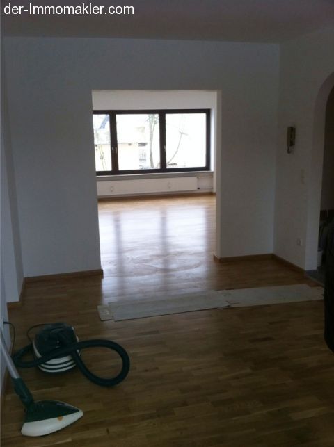 Blick vom Esszimmer in das Wohnzimmer Blick vom Esszimmer in das Wohnzimmer