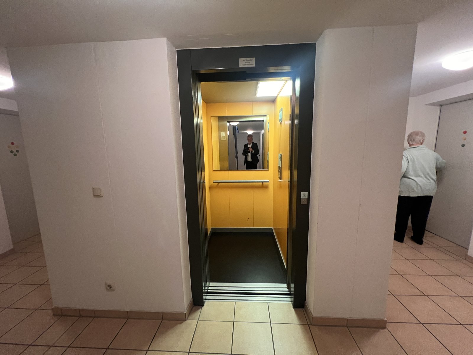 Komfortabler Personenaufzug - Barrierefrei und modern in gelb-schwarzer Designharmonie