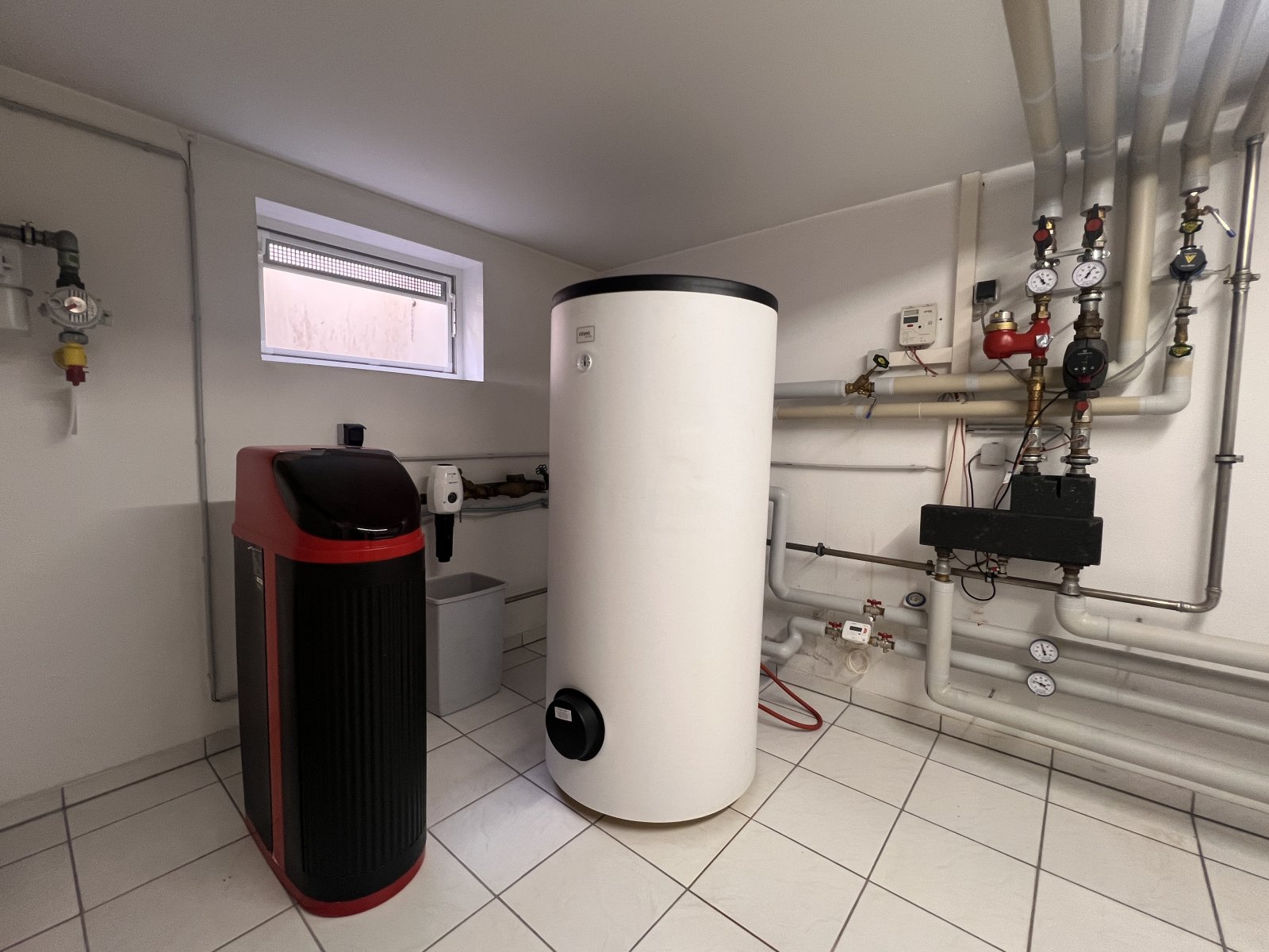 Modernste Heizungstechnik mit Wärmepumpe und Warmwasserspeicher - Energieeffizientes Herzstück Ihres Zuhauses