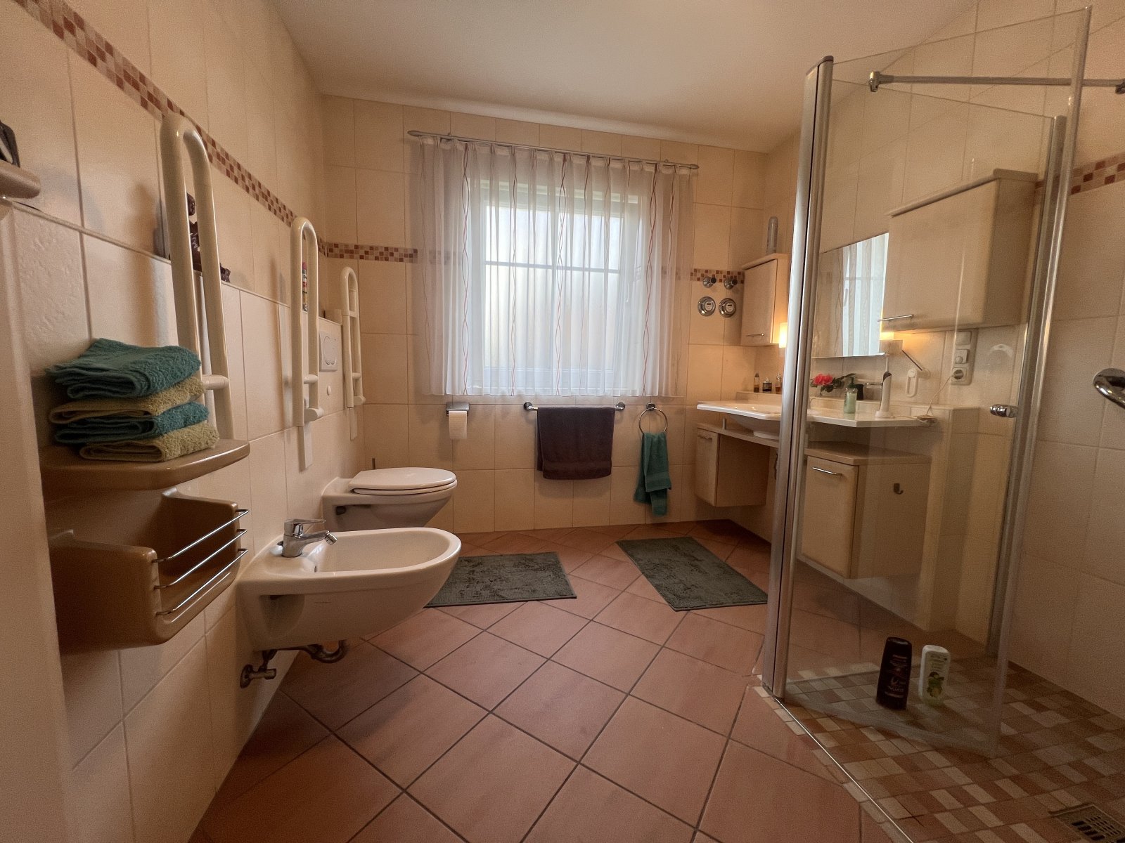 Komfort-Oase: Barrierefreies Badezimmer mit durchdachter Ausstattung und großzügiger Dusche