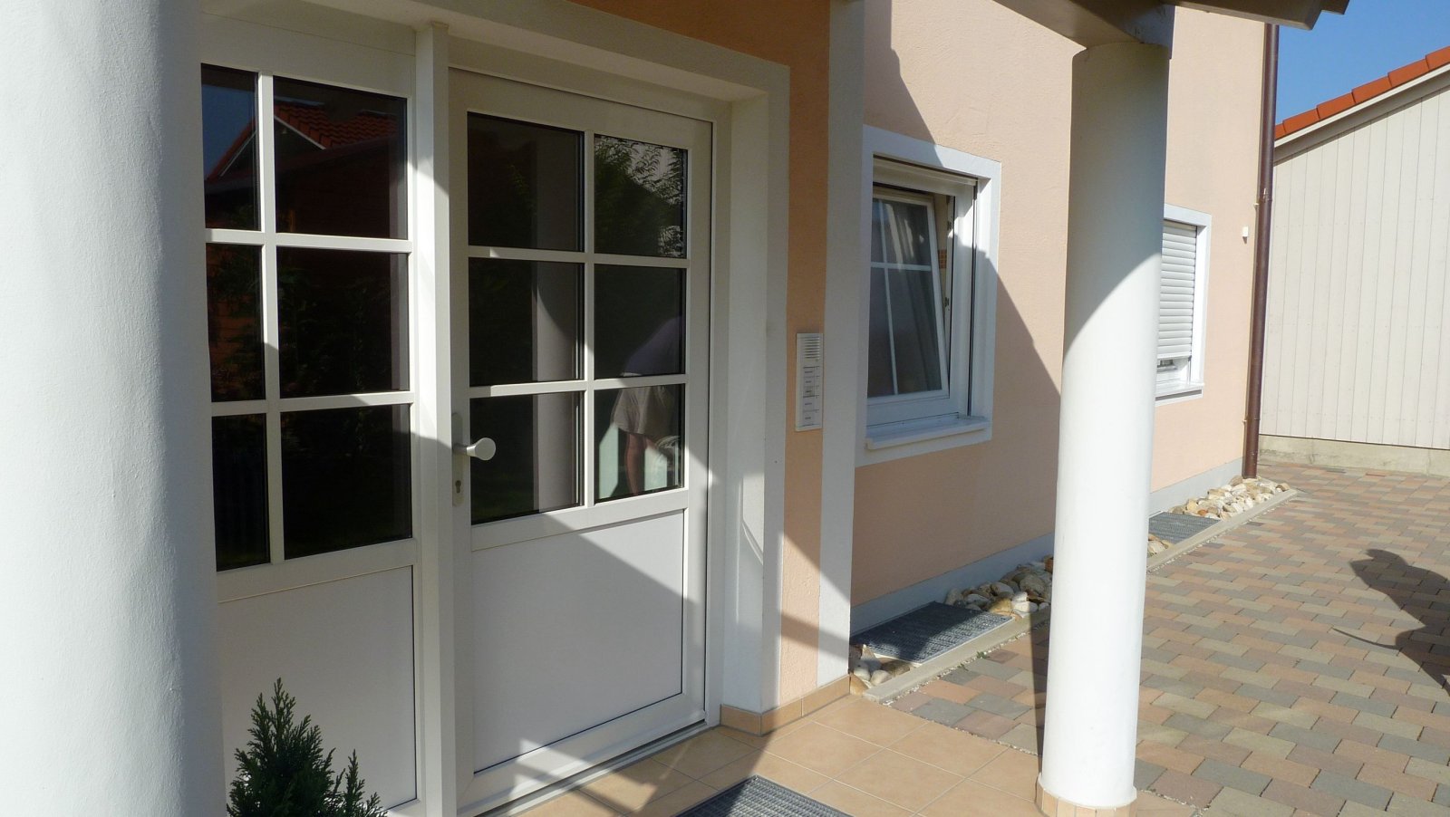 Einladender Hauseingang mit Charme - Hochwertige Sprossenfenster und Haustür in elegantem Weiß