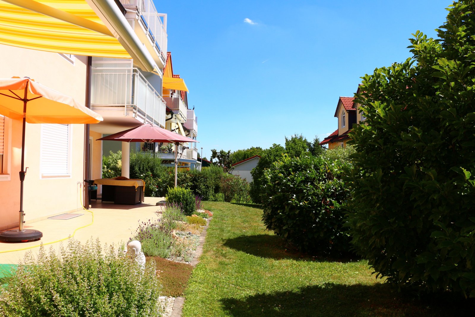 Sonnendurchflutete Erdgeschosswohnung mit großzügiger Terrasse und pflegeleichtem Gartenanteil
