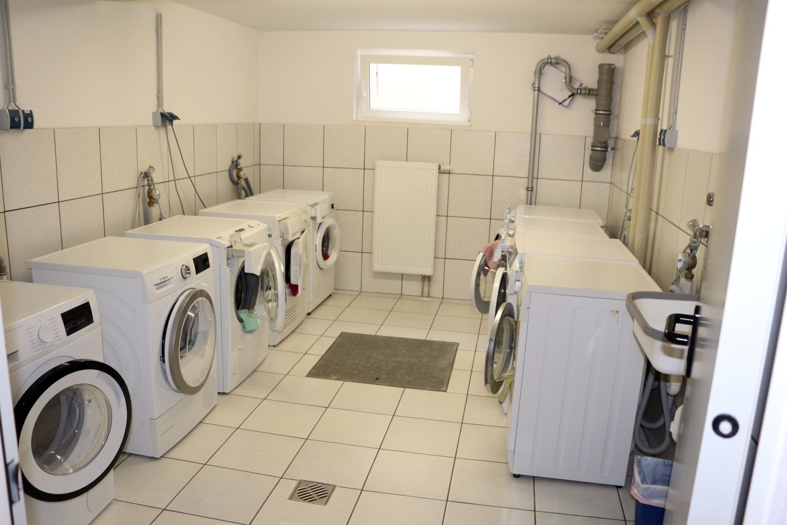 Komfortable Waschküche mit modernen Geräten und praktischer Infrastruktur