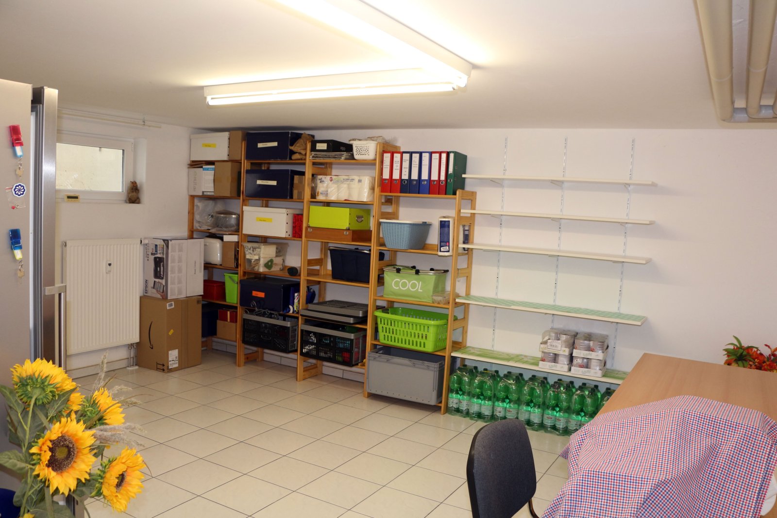 Multifunktionaler Kellerraum mit intelligenter Regalstruktur - Optimale Stauraum-Lösung!