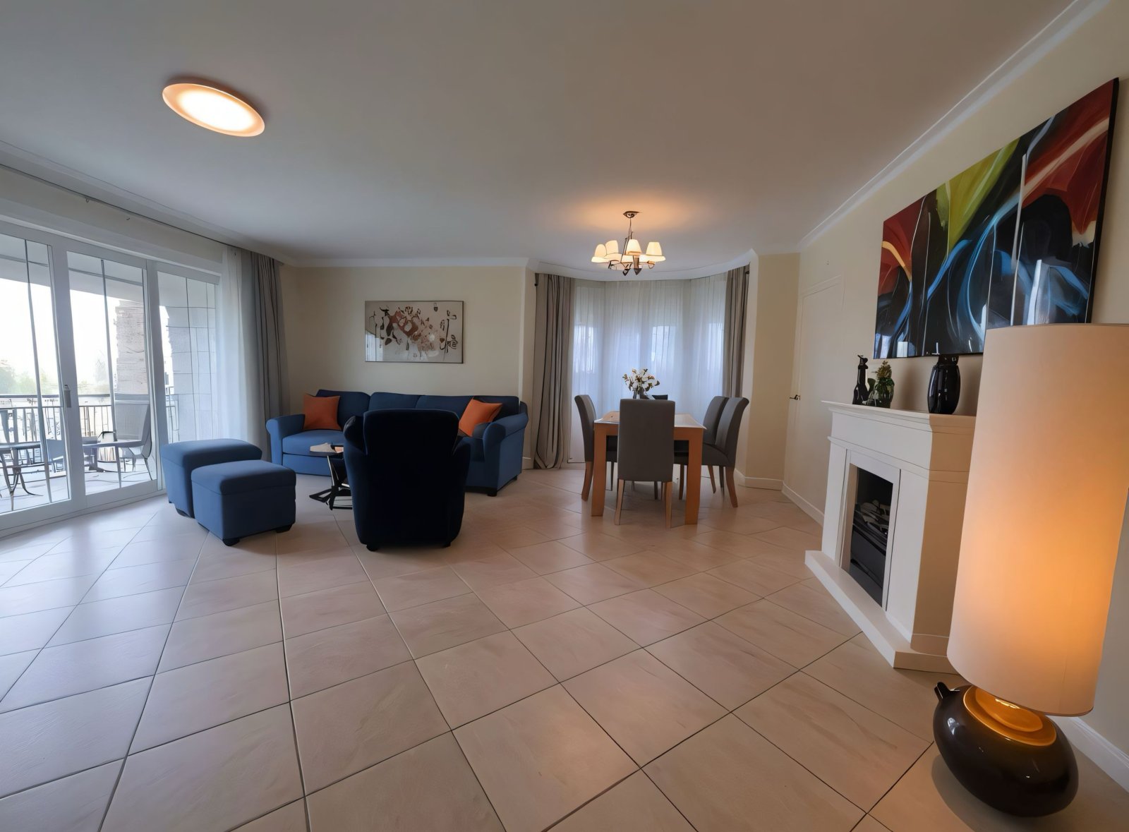 Lichtdurchflutetes Wohnambiente mit eleganter Raumaufteilung und integriertem Kamin