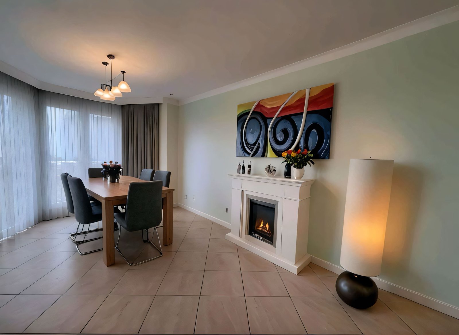 Gemütlicher Wohn-Essbereich mit elegantem Kamin und lichtdurchfluteter Atmosphäre