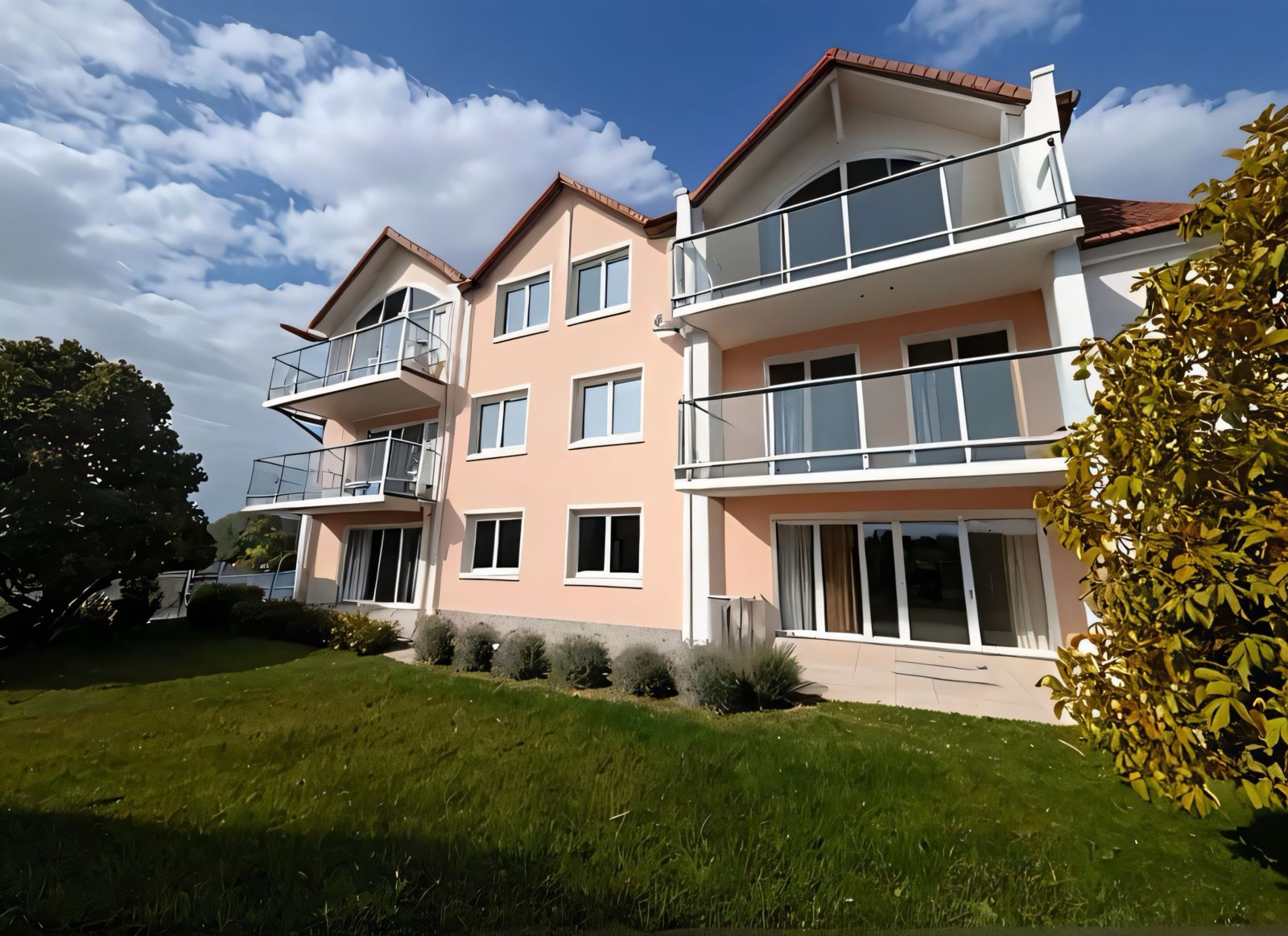 Moderne Gartenwohnung mit Terrasse -Panorama - Lichtdurchflutetes Mehrfamilienhaus in ruhiger Lage