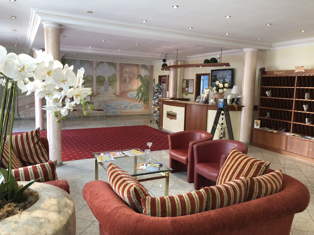 Gemütliche Lobby mit einladender Sitzgruppe und stilvoller Dekoration