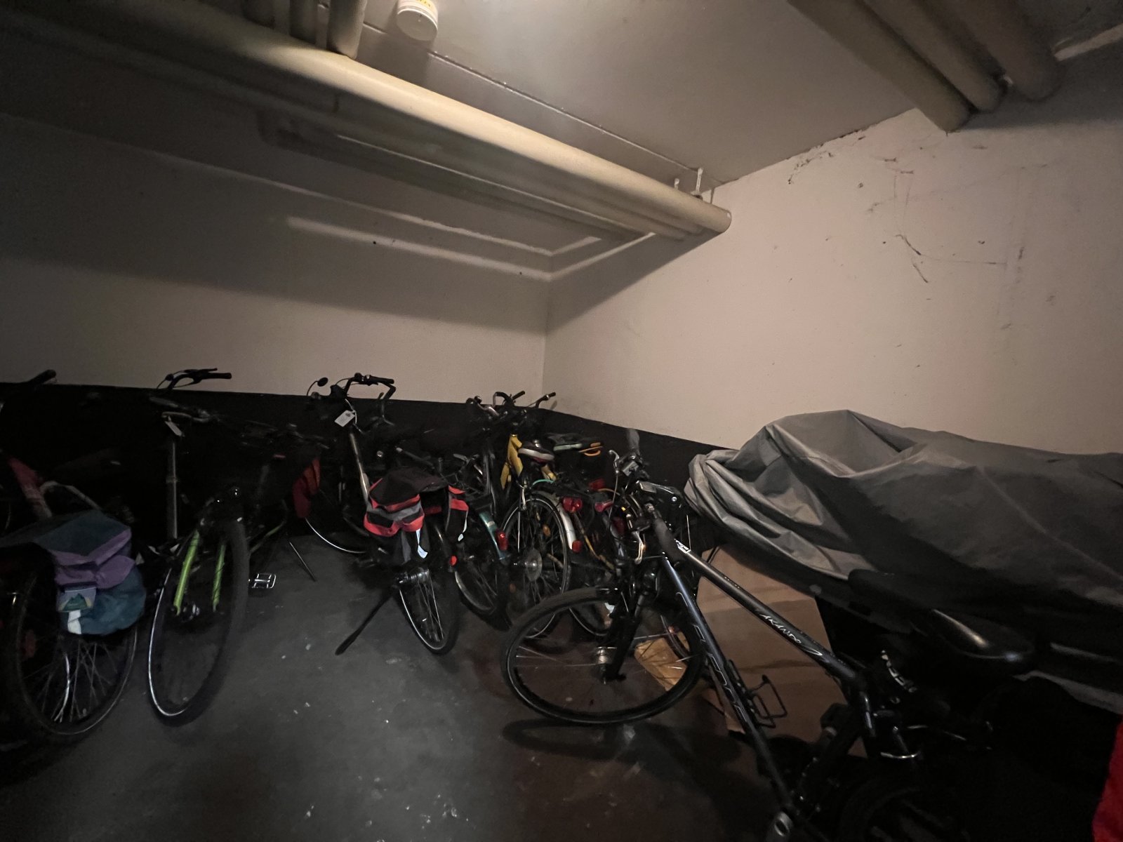 Geräumiger Fahrradkeller mit Stauraum und Schutz vor Witterung