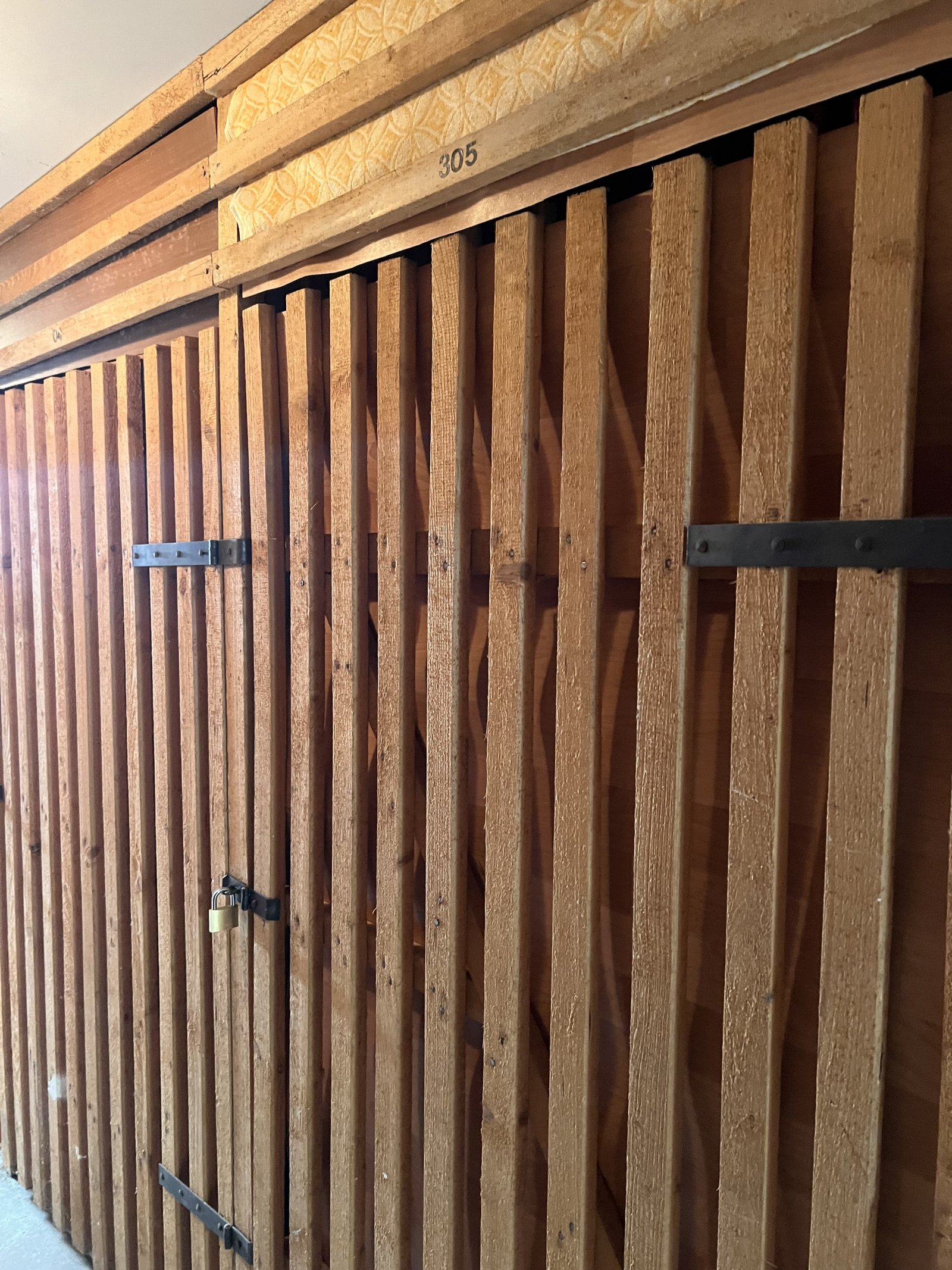 Durchdachte Raumaufteilung mit stabiler Holzverkleidung